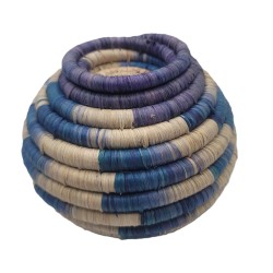 Boîte à bijoux artisanale écru bleu violet en fibres naturelles tressées à la main en Sierra Leone. Rangement déco bohème chic.