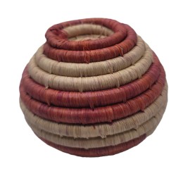 Boîte à bijoux artisanale écru rouge terre cuite en fibres naturelles tressées à la main en Sierra Leone. Déco bohème chic et ra
