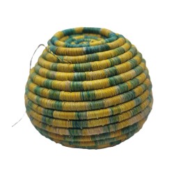 Boîte à bijoux suspendue artisanale en fibres naturelles tressées à la main en Sierra Leone. Déco murale bohème chic et rangemen