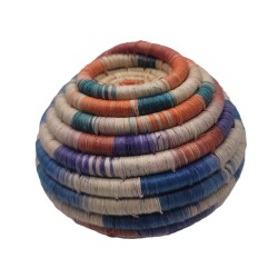 Boîte à bijoux artisanale multicolore tressée à la main en Sierra Leone. Un objet déco authentique pour ranger bijoux et petits 