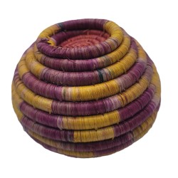 Boîte à bijoux artisanale jaune ocre violet tressée à la main en Sierra Leone. Un rangement décoratif bohème chic et naturel.