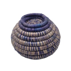 Boîte à bijoux artisanale violet ocre écru en fibres naturelles tressées à la main en Sierra Leone. Objet déco et rangement uniq