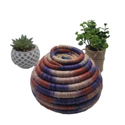 Boîte à bijoux artisanale tressée violet orange écru en Sierra Leone. Un objet déco bohème chic et rangement naturel.