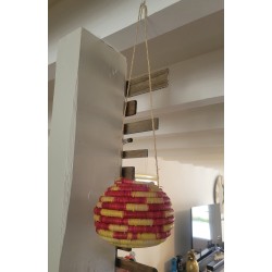 Boîte à bijoux artisanale orange et jaune tressée à la main en Sierra Leone. Rangement décoratif en fibres naturelles.