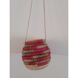 Boîte à bijoux artisanale tressée en Sierra Leone. Un rangement décoratif bohème chic en fibres naturelles colorées.