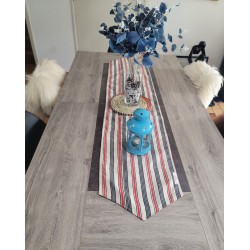 Chemin de table artisanal écru noir rouge en coton tissé main de Guinée. Une décoration ethnique chic élégante et durable.