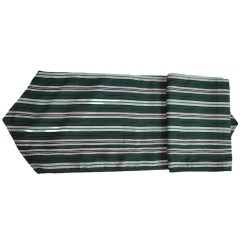 Chemin de table artisanal vert noir écru en coton tissé main de Guinée. Une pièce authentique et chaleureuse pour votre décorati