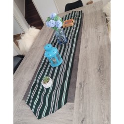 Chemin de table artisanal vert noir écru en coton tissé main de Guinée. Une pièce authentique et chaleureuse pour votre décorati