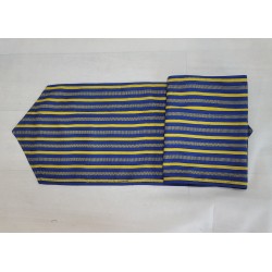 Chemin de table artisanal bleu et jaune solaire en coton tissé main de Guinée. Une pièce décorative chaleureuse et élégante.