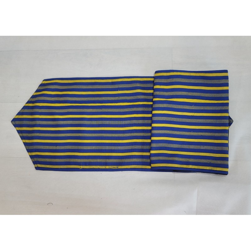 Chemin de table artisanal bleu et jaune solaire en coton tissé main de Guinée. Une pièce décorative chaleureuse et élégante.