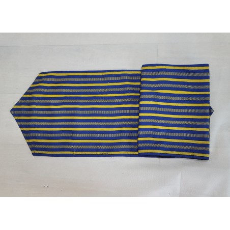 Chemin de table artisanal bleu et jaune solaire en coton tissé main de Guinée. Une pièce décorative chaleureuse et élégante.