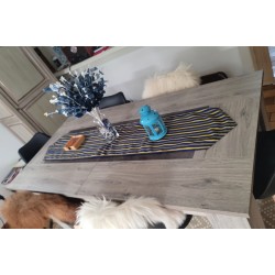 Chemin de table artisanal bleu et jaune solaire en coton tissé main de Guinée. Une pièce décorative chaleureuse et élégante.