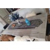 Chemin de table artisanal bleu et jaune solaire en coton tissé main de Guinée. Une pièce décorative chaleureuse et élégante.