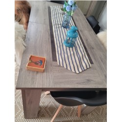 Chemin de table artisanal écru bleu indigo en coton tissé main de Guinée. Idéal pour une décoration élégante et authentique.