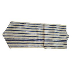Chemin de table artisanal écru bleu indigo en coton tissé main de Guinée. Idéal pour une décoration élégante et authentique.