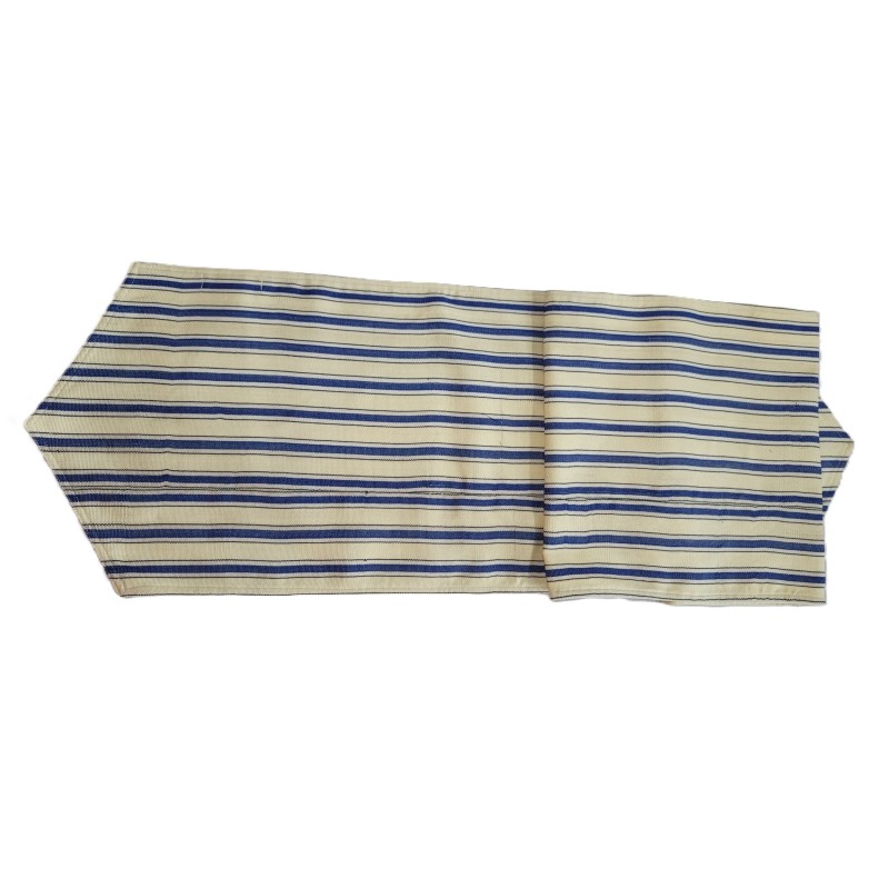 Chemin de table artisanal écru bleu indigo en coton tissé main de Guinée. Idéal pour une décoration élégante et authentique.