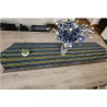 Chemin de table artisanal bleu canard et jaune doré en coton tissé main de Guinée. Élégant, durable et plein de caractère.