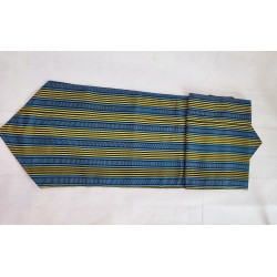 Chemin de table artisanal bleu canard et jaune doré en coton tissé main de Guinée. Élégant, durable et plein de caractère.