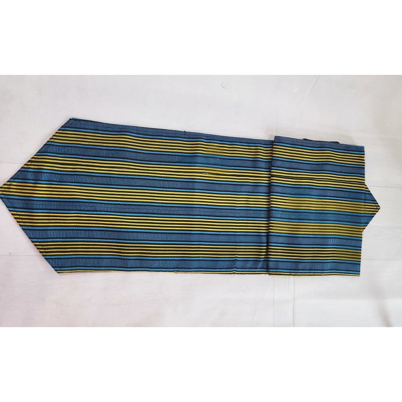 Chemin de table artisanal bleu canard et jaune doré en coton tissé main de Guinée. Élégant, durable et plein de caractère.