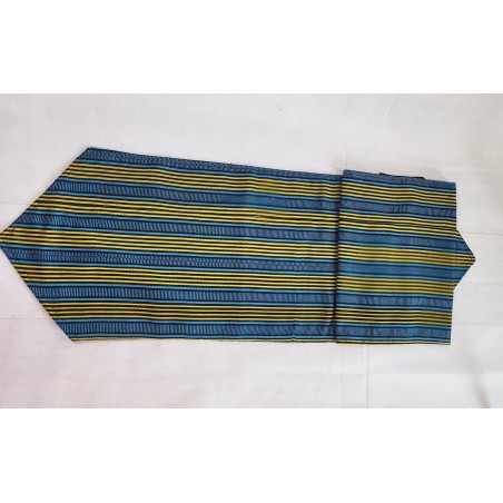 Chemin de table artisanal bleu canard et jaune doré en coton tissé main de Guinée. Élégant, durable et plein de caractère.