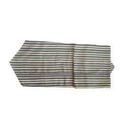 Chemin de table artisanal écru et bleu indigo en coton tissé main de Guinée. Une décoration élégante et authentique pour votre i