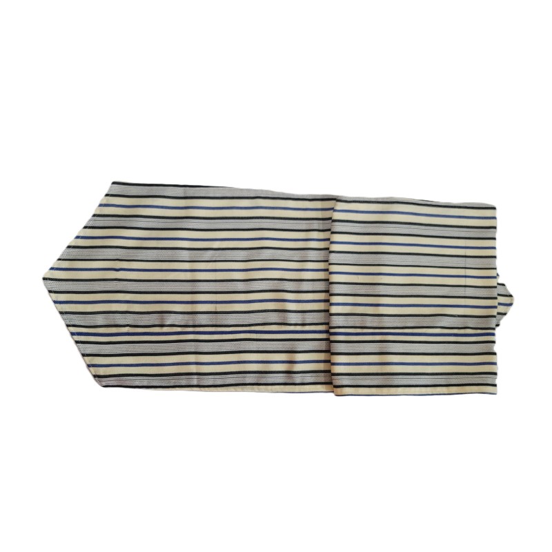 Chemin de table artisanal écru et bleu indigo en coton tissé main de Guinée. Une décoration élégante et authentique pour votre i