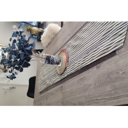 Chemin de table artisanal écru et bleu indigo en coton tissé main de Guinée. Une décoration élégante et authentique pour votre i