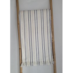 Jeté de canapé artisanal bleu écru en coton tissé du Burkina Faso. Une pièce authentique et raffinée pour décorer votre intérieu
