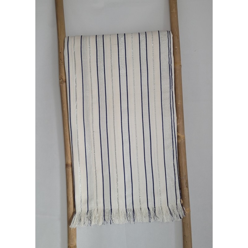 Jeté de canapé artisanal bleu écru en coton tissé du Burkina Faso. Une pièce authentique et raffinée pour décorer votre intérieu