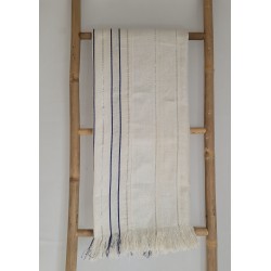 Jeté de canapé artisanal bleu écru en coton tissé du Burkina Faso. Plaid décoratif élégant et authentique pour votre intérieur.
