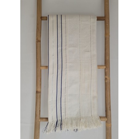 Jeté de canapé artisanal bleu écru en coton tissé du Burkina Faso. Plaid décoratif élégant et authentique pour votre intérieur.