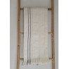 Jeté de canapé artisanal bleu écru en coton tissé du Burkina Faso. Plaid décoratif élégant et authentique pour votre intérieur.