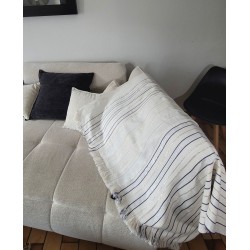 Jeté de canapé artisanal bleu écru en coton tissé du Burkina Faso. Plaid décoratif élégant et authentique pour votre intérieur.