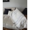 Jeté de canapé artisanal bleu écru en coton tissé du Burkina Faso. Plaid décoratif élégant et authentique pour votre intérieur.