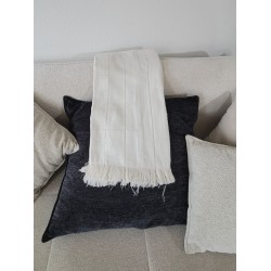 Jeté de canapé artisanal bleu écru en coton tissé du Burkina Faso. Une pièce élégante et authentique signée L’Atelier d’Assi.