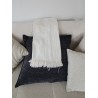 Jeté de canapé artisanal bleu écru en coton tissé du Burkina Faso. Une pièce élégante et authentique signée L’Atelier d’Assi.