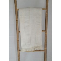 Jeté de canapé artisanal bleu écru en coton tissé du Burkina Faso. Une pièce élégante et authentique signée L’Atelier d’Assi.