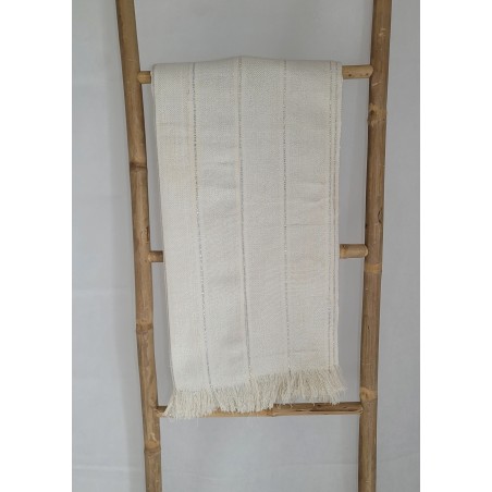 Jeté de canapé artisanal bleu écru en coton tissé du Burkina Faso. Une pièce élégante et authentique signée L’Atelier d’Assi.