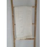 Jeté de canapé artisanal bleu écru en coton tissé du Burkina Faso. Une pièce élégante et authentique signée L’Atelier d’Assi.