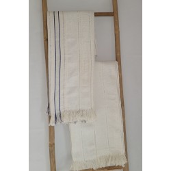 Jeté de canapé artisanal bleu écru en coton tissé du Burkina Faso. Une pièce élégante et authentique signée L’Atelier d’Assi.