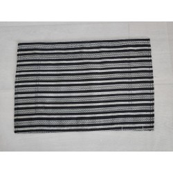 Set de table artisanal noir et écru en tissu tissé main de Guinée. Une pièce élégante et durable pour une table authentique.