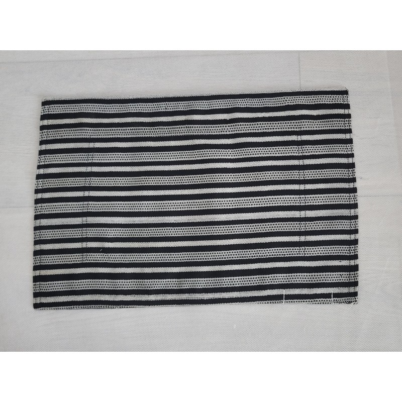 Set de table artisanal noir et écru en tissu tissé main de Guinée. Une pièce élégante et durable pour une table authentique.