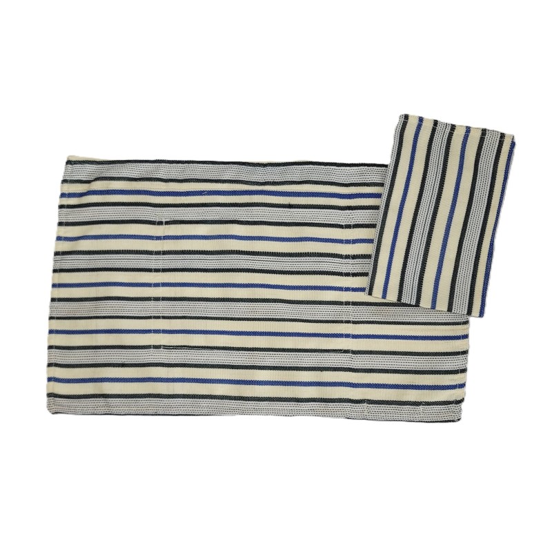 Set de table artisanal noir écru bleu en coton tissé main. Élégant, résistant et idéal pour une table authentique.
