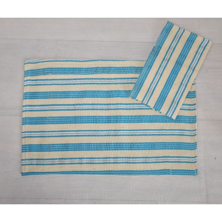 Set de table artisanal noir, écru et bleu en coton tissé main de Guinée. Une pièce élégante et durable signée L’Atelier d’Assi.