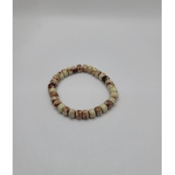 Bracelet homme en perles crème marbrées au style ethnique naturel. Accessoire léger, élégant et authentique.