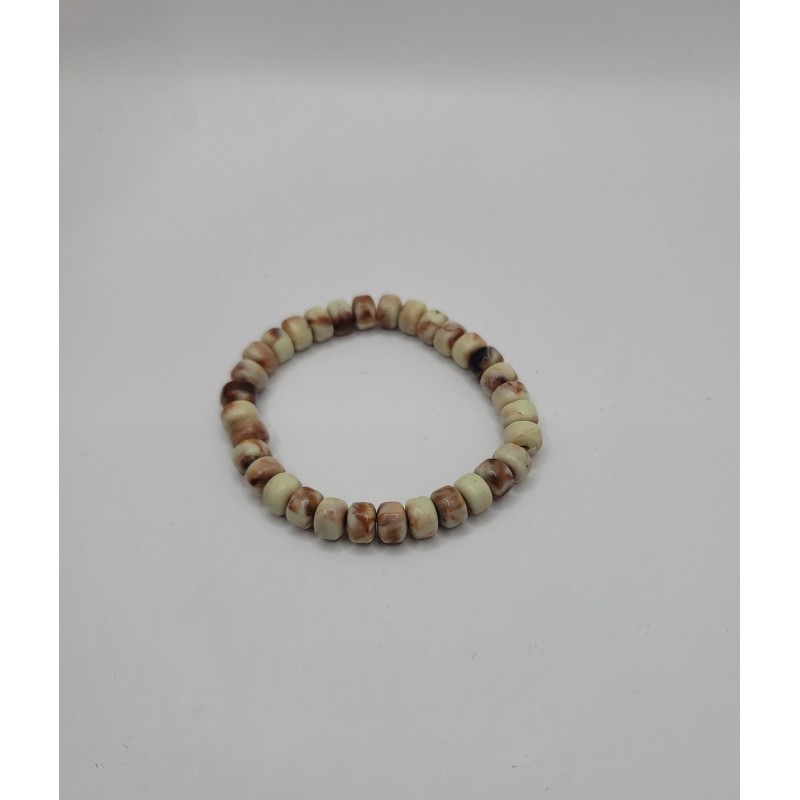 Bracelet homme en perles crème marbrées au style ethnique naturel. Accessoire léger, élégant et authentique.