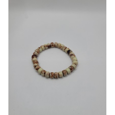 Bracelet homme en perles crème marbrées au style ethnique naturel. Accessoire léger, élégant et authentique.