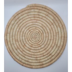 Décoration murale en fibres naturelles, tressée à la main en Sierra Leone.