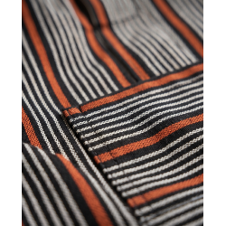Tablier artisanal noir et rouge en coton tissé | L’Atelier D’Assi