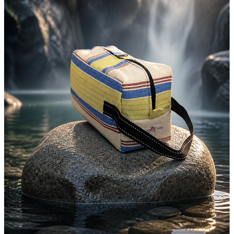 Trousse de toilette artisanale en tissu guinéen | Accessoire fait main